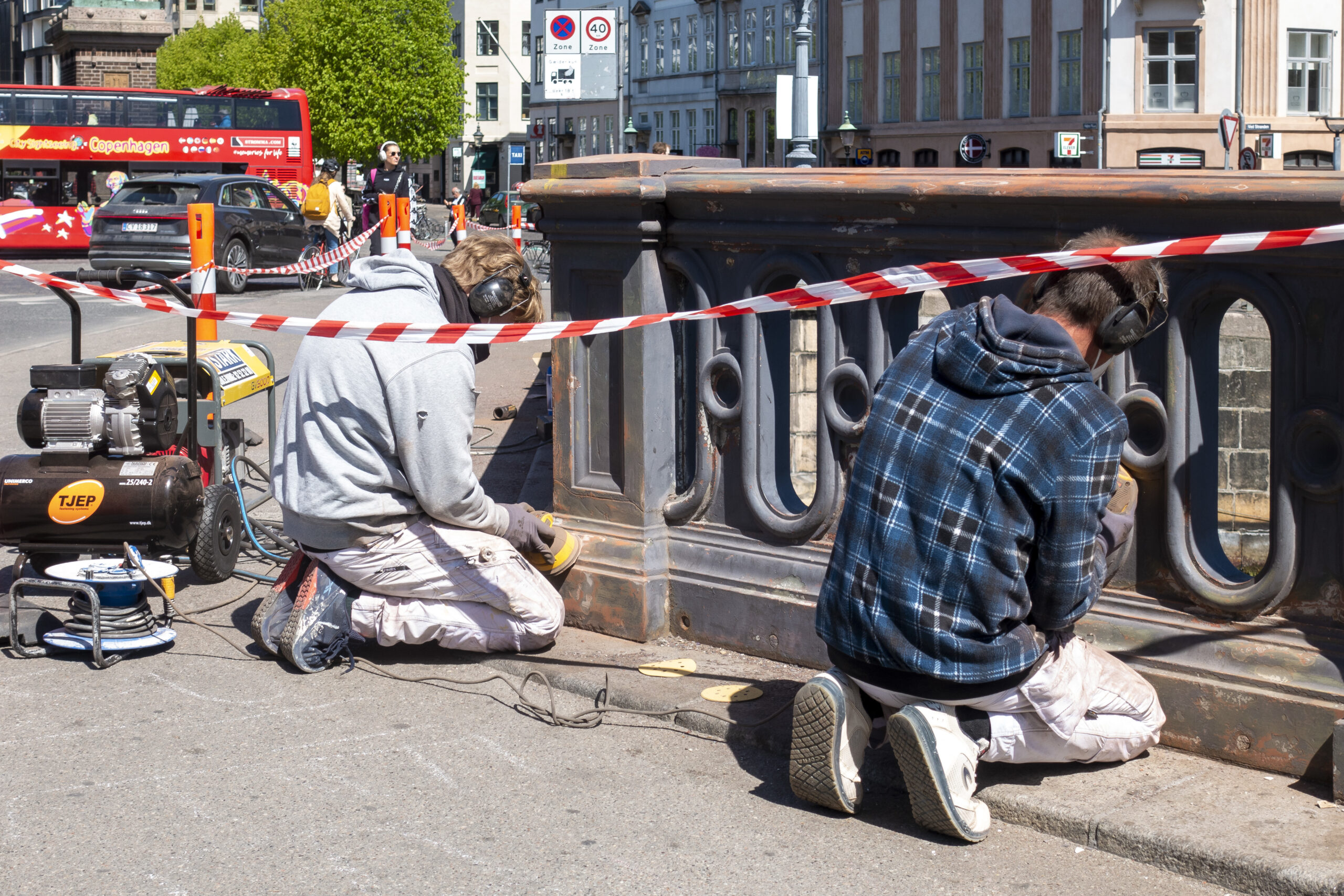 Mænd reparerer fundament ved Højbro Plads